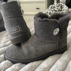 UGG Gray Sparkle Boots

UGG Bailey Button Bling Celestial Size 8

 RARE